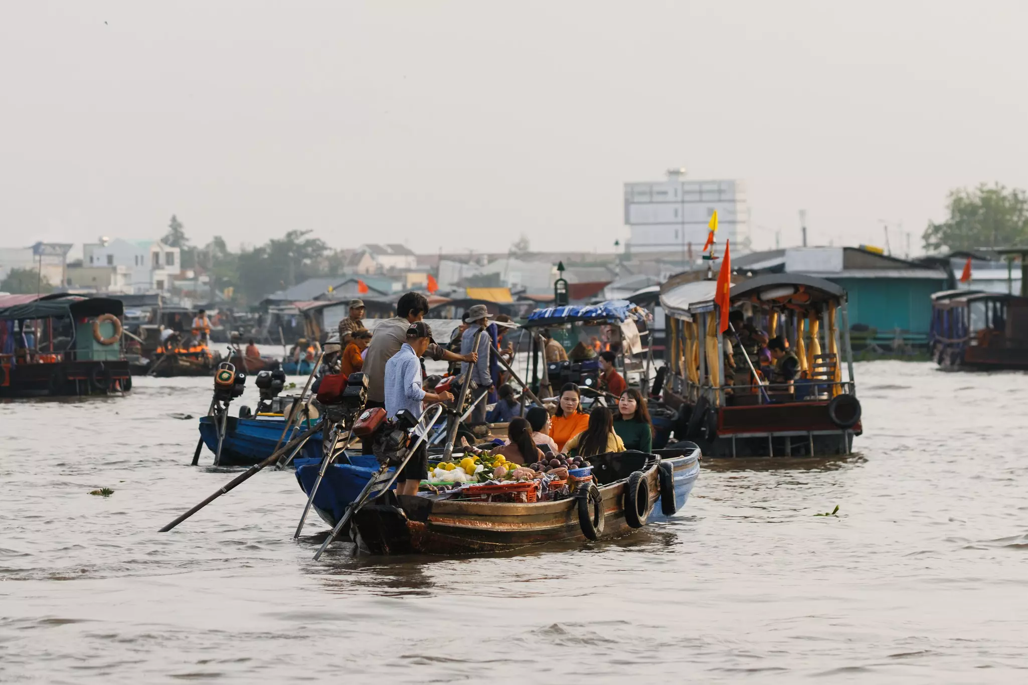 An attendant and passenger at the Delta check in desk