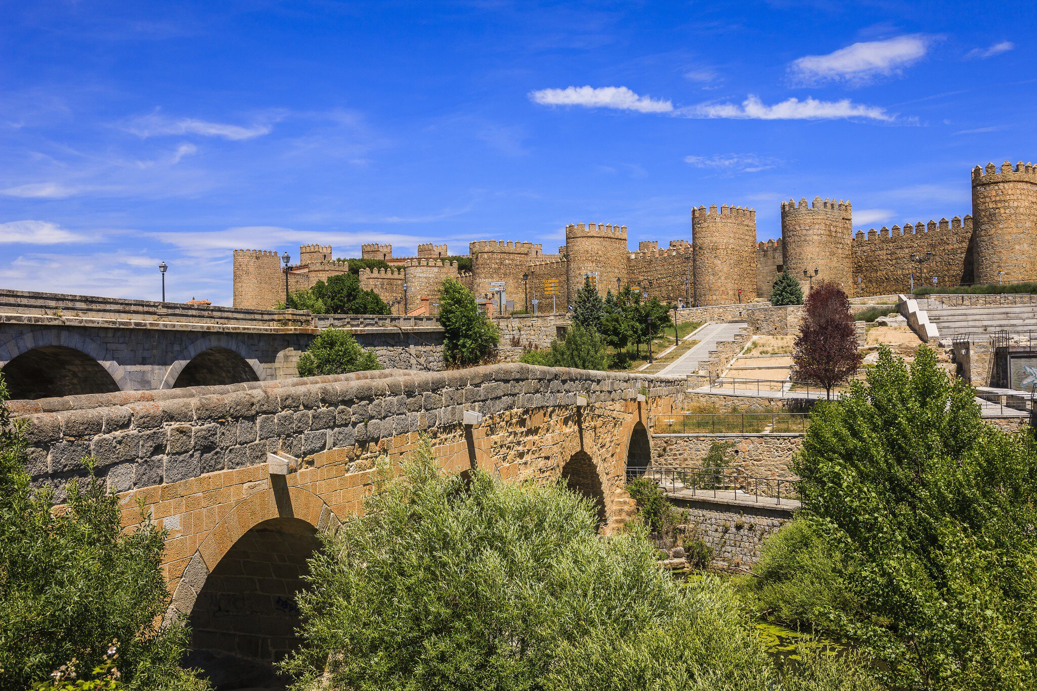 The walled town and the Romanesque bridge