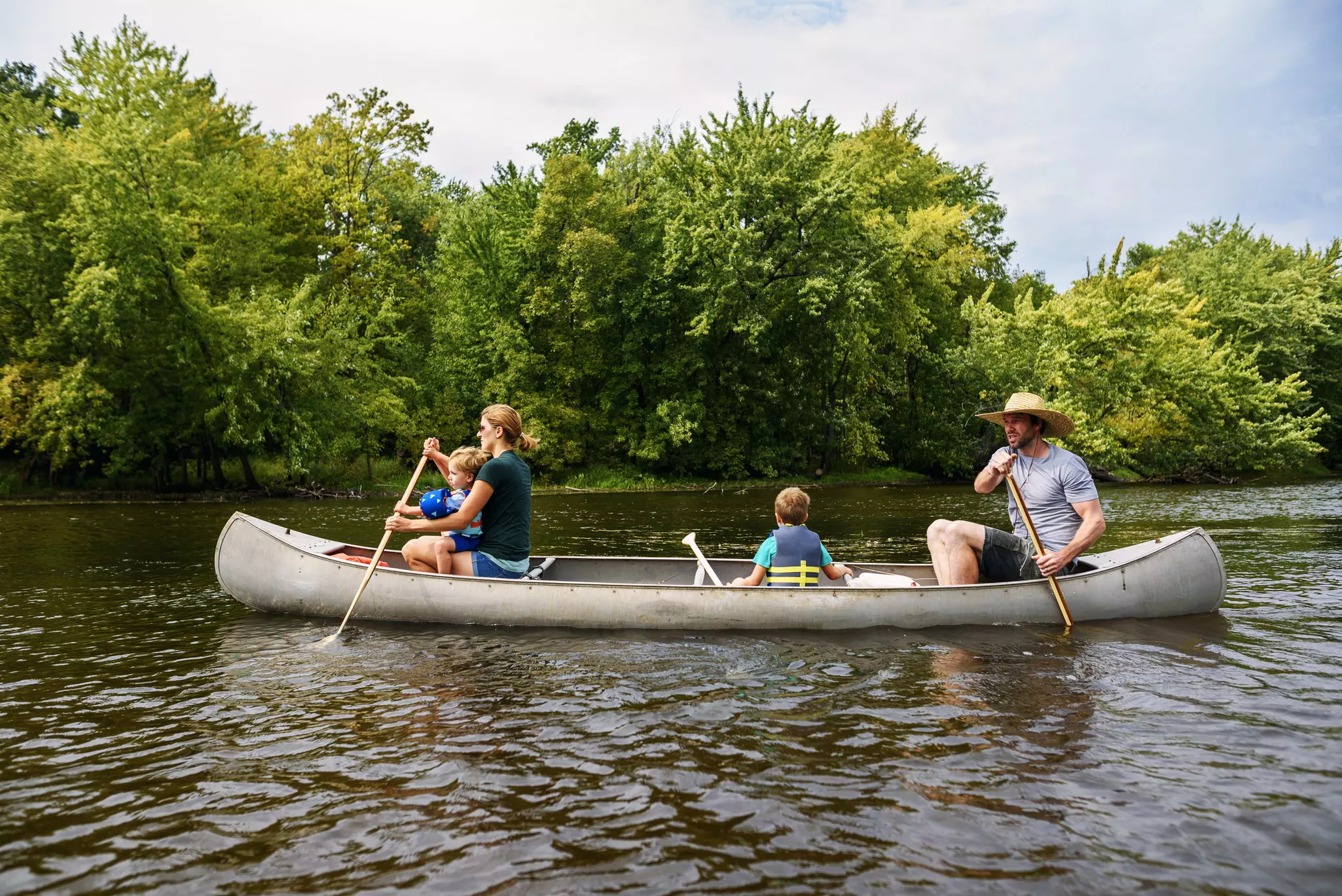 Get the whole family involved in a day of canoeing on the Mississippi River © Elizabethsalleebauer / Getty Images