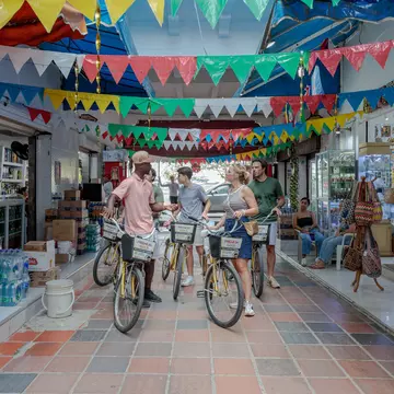Cartagena - Col - 22/12/2024.   

Bike tours through the Getsemaní neighborhood are a must-try experience that attracts many visitors. These rides provide a relaxed and eco-friendly way to discover the charm of the area, visiting historic temples, iconic plazas, and streets adorned with urban art. The experience is further enriched by the presence of an expert guide who shares fascinating anecdotes, architectural details, and the cultural evolution of Getsemaní, turning the tour into a journey through history while enjoying the vibrant present.