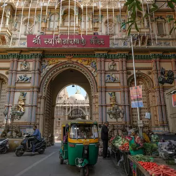 Vegetable sellers at the gate of Swaminarayan Temple in Ahmedabad, India.
