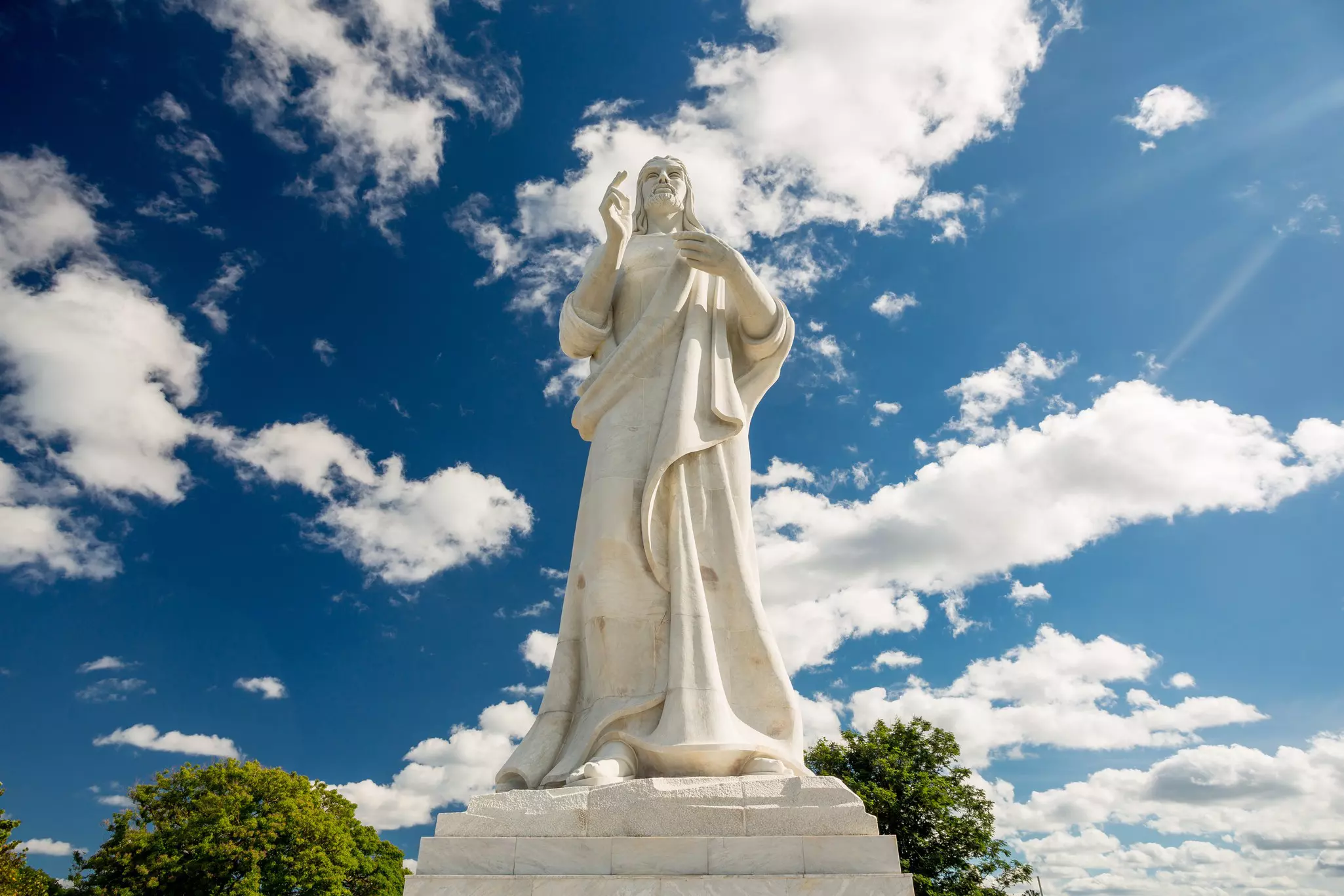 Enjoy the Estatua de Cristo (Christ of Havana statue) as well as views of Havana © Florian Augustin / Shutterstock