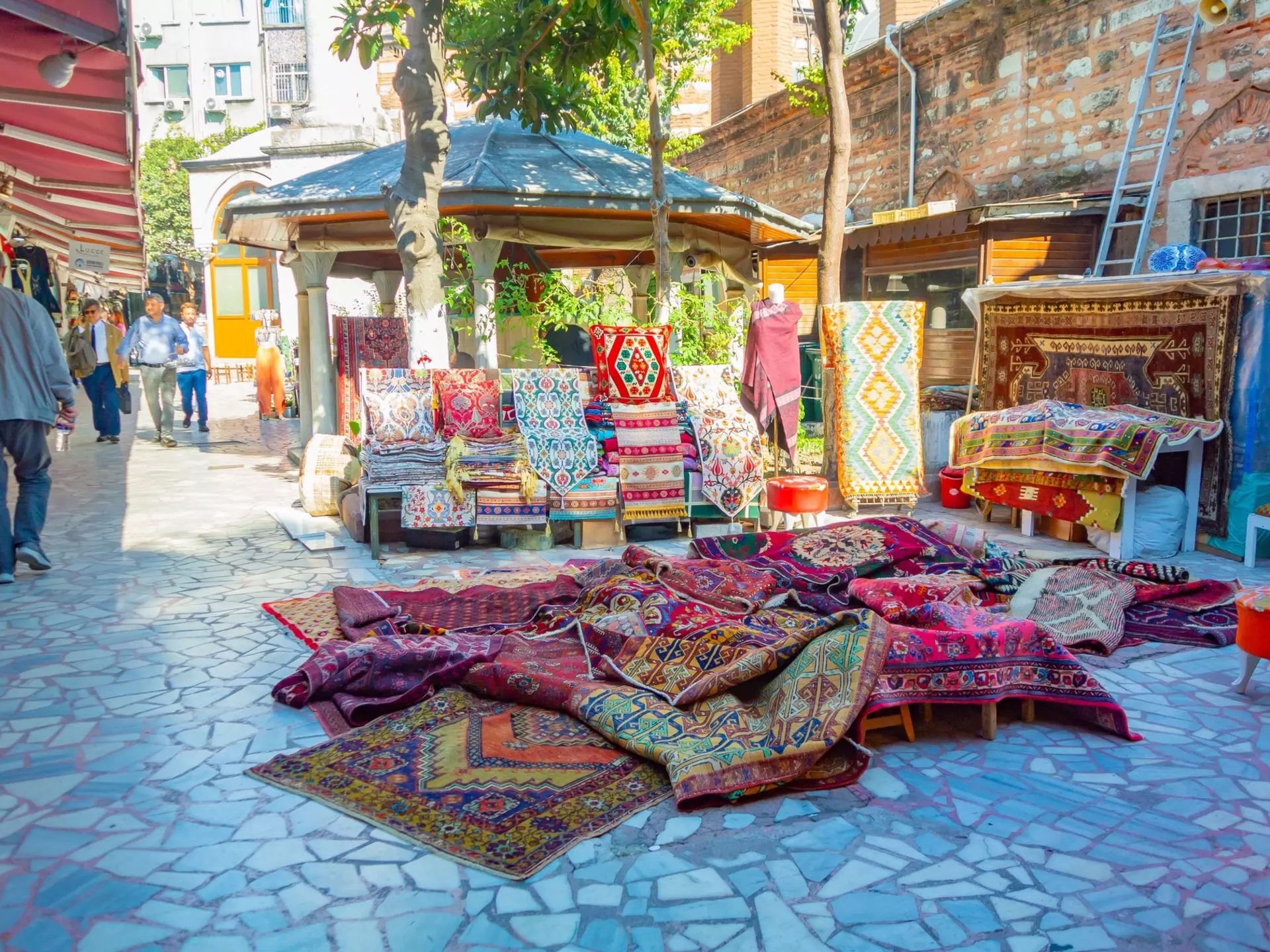Carpets for sale near the Grand Bazaar, İstanbul. NEKOMURA/Shutterstock