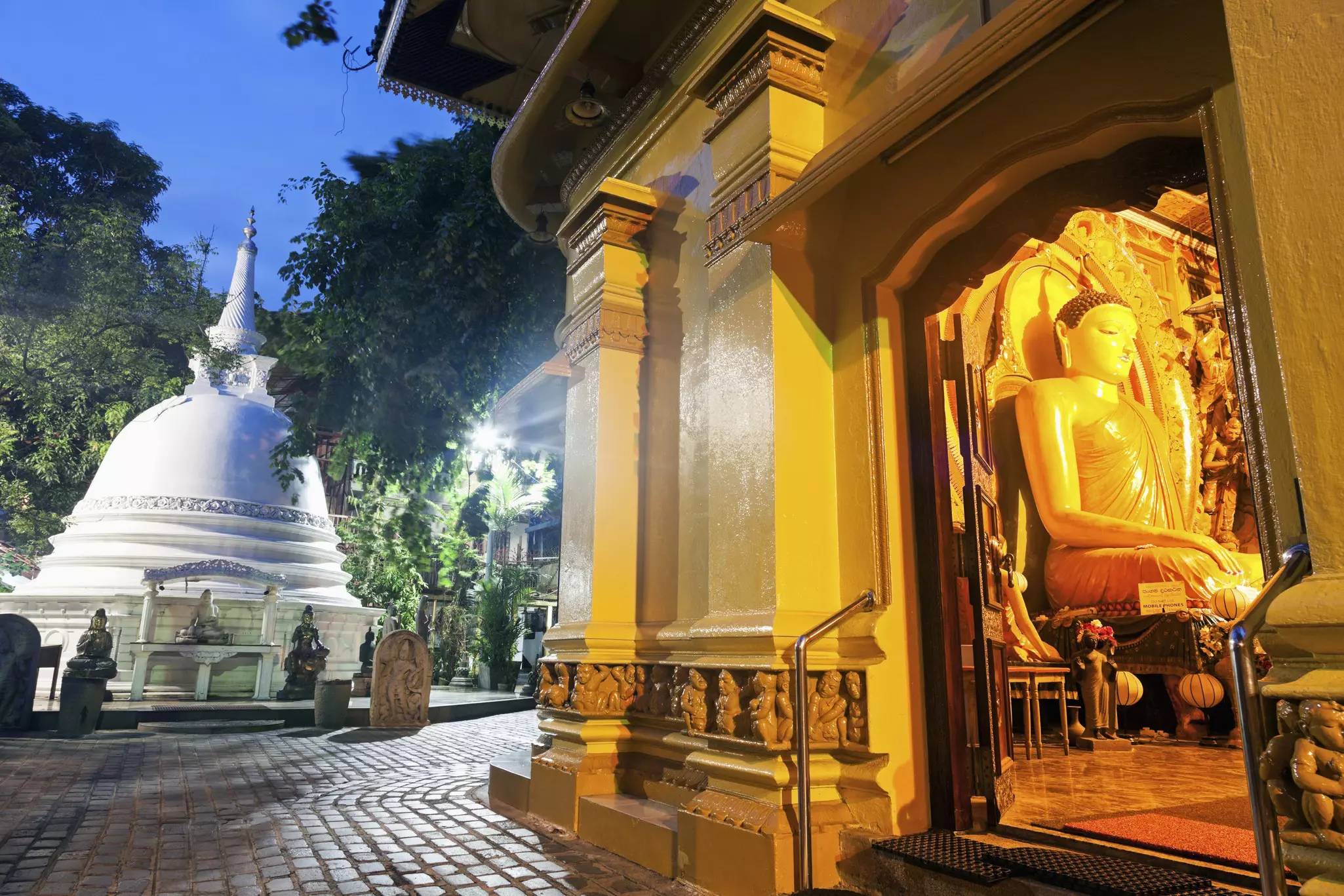 Sri Lanka, Colombo, Budda statue in Gangaramaya Temple
