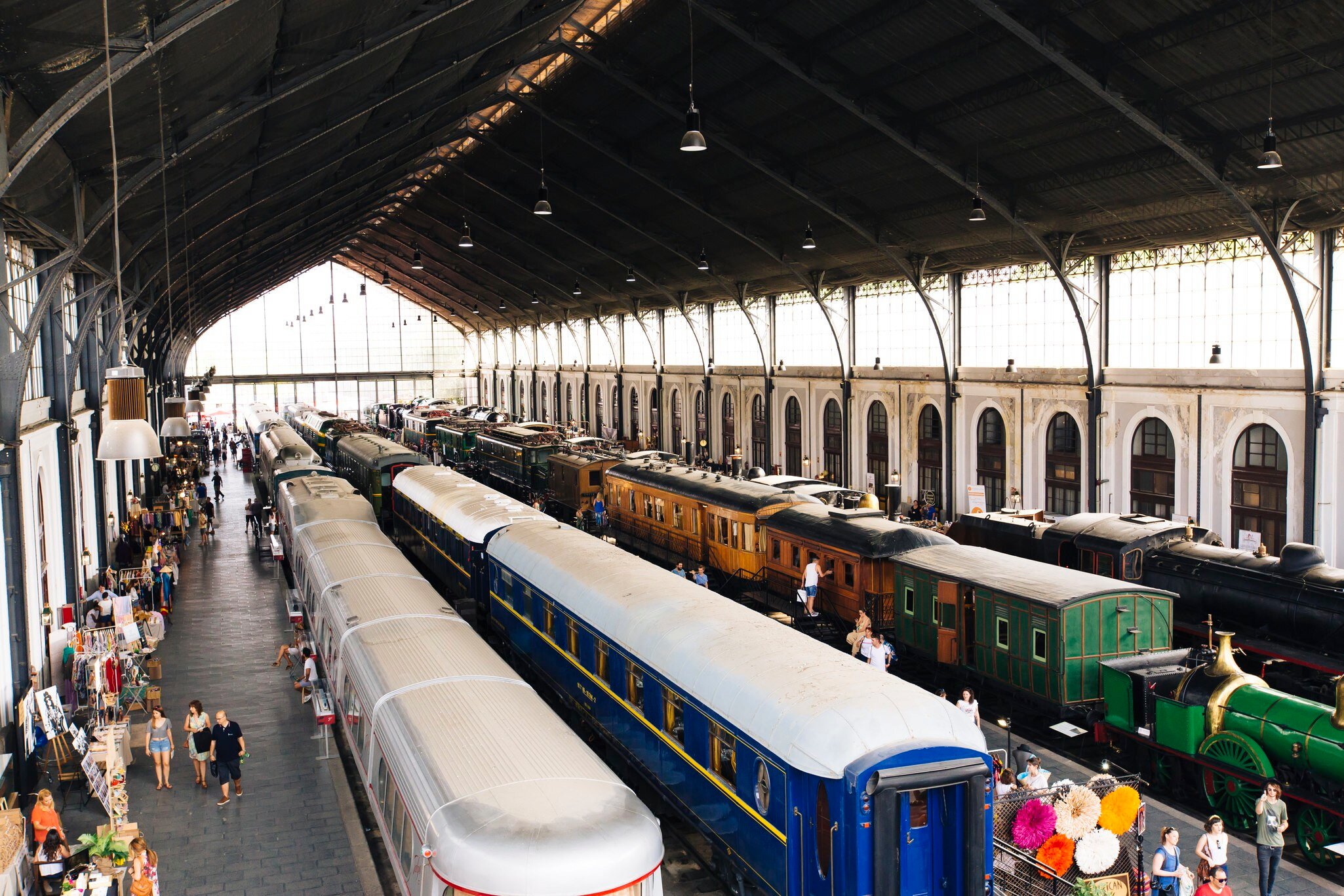 Old trains displayed at platforms at Mercado de Motores, El Museo del Ferrocarril.