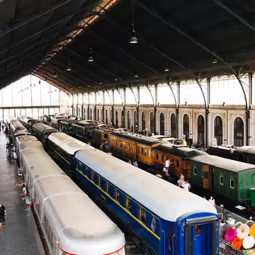 Old trains displayed at platforms at Mercado de Motores, El Museo del Ferrocarril.
