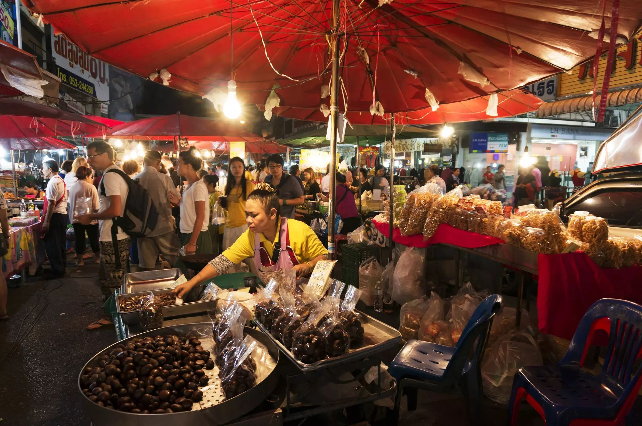 Warorot Market, Popular tourist food and visit the local fruit market is be held everyday.