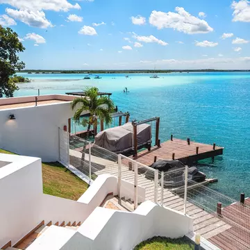Houses along the shores of Laguna de los Siete Colores in Bacalar, Quintana Roo, Mexico. Atosan / Shutterstock