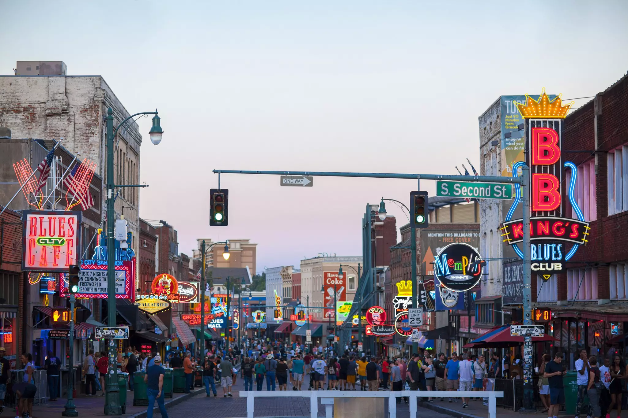 The sidewalks of Beale Street can get very busy in the evening © FangXiaNuo / Getty Images