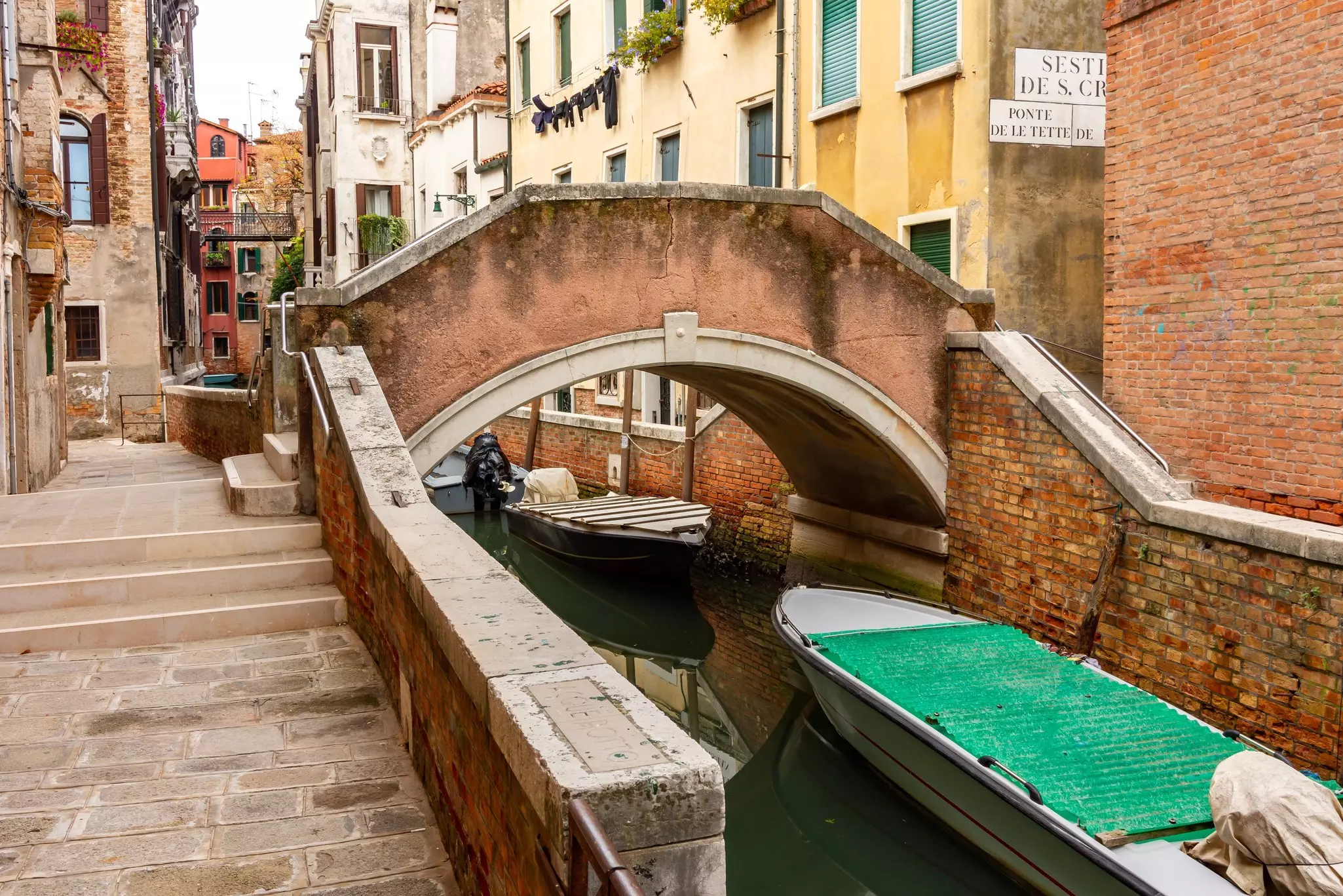 Ponte de le Tette bridge over Venice canal, Italy.