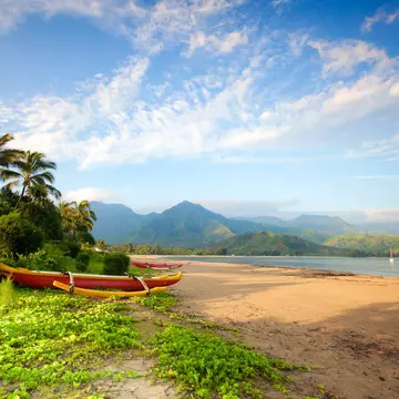 A canoe near the beach of Hanalei Bay just after sunrise © M Swiet Productions / Getty Images
