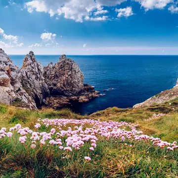 Panorama of Pointe du Pen-Hir with World War Two monument to the Bretons of Free France on the Crozon peninsula, Finistere department, Camaret-sur-Mer, Parc naturel regional d'Armorique. Brittany (Bretagne), France.