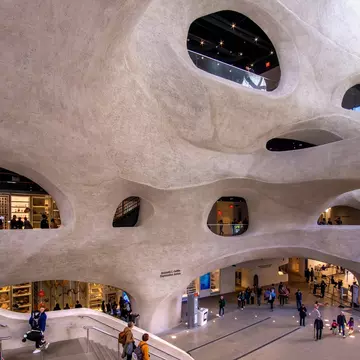 New York, NY - US - Oct 9, 2023 Visitors entering the AMNH’s Richard Gilder Center with its pink Milford granite facade and a textural, curvilinear design inspired by natural topographical elements., License Type: media, Download Time: 2025-01-24T20:03:52.000Z, User: Ppeterson948, Editorial: true, purchase_order: 56530 - Guidebooks, job: Global Publishing WIP, client: Global Publishing WIP, other: Pia Peterson Haggarty