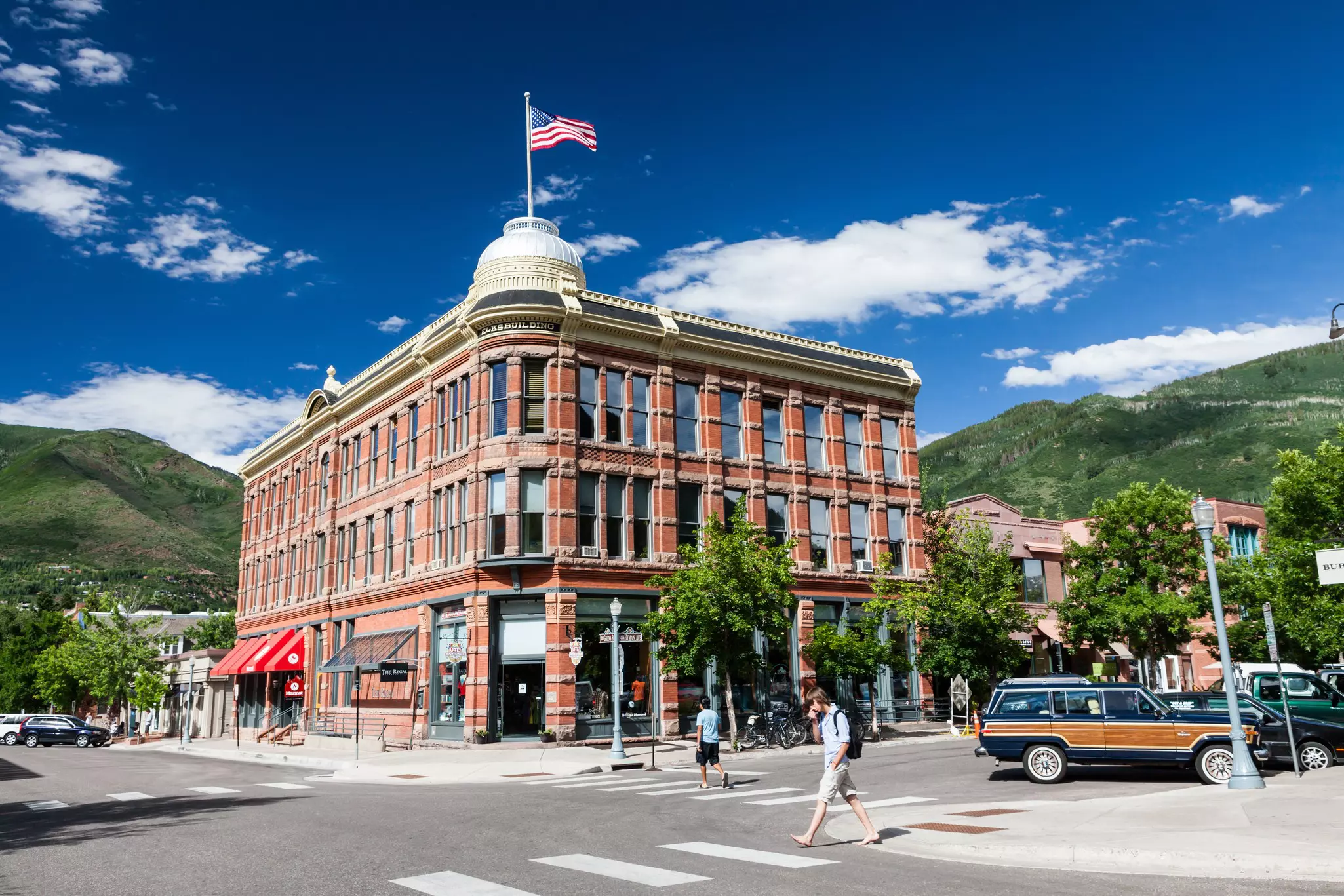 View north along Galena street in downtown Aspen. The Aspen Mountain ski area is in the background.