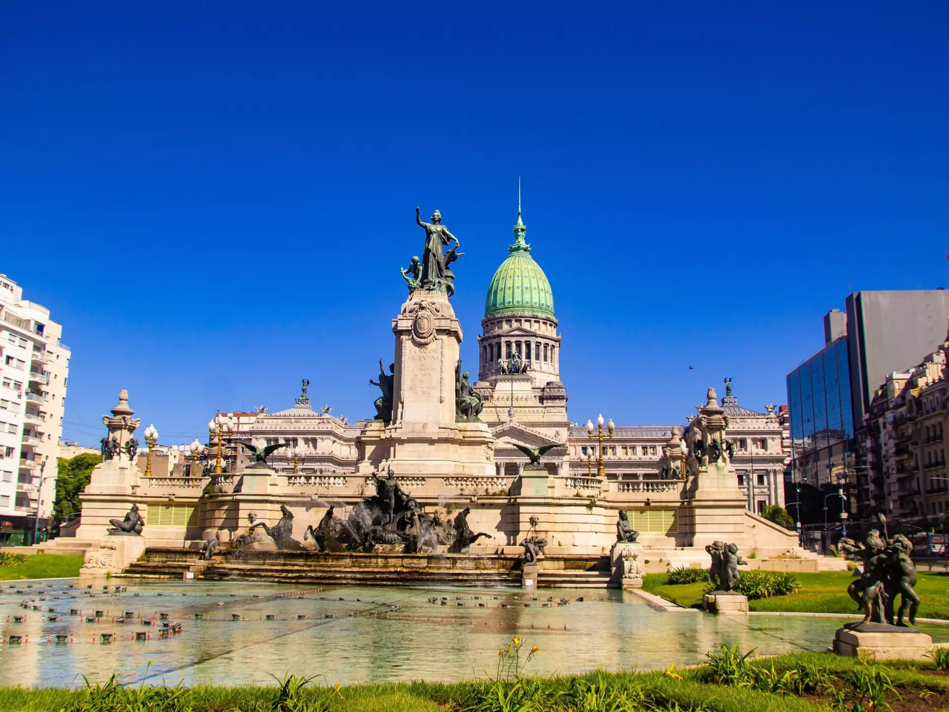 Come to Buenos Aires for architectural and natural beauty. Svetype26/Shutterstock