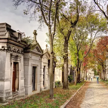 Cimetière du Père Lachaise is the resting place of many celebrated Paris residents. mehdi33300/Shutterstock