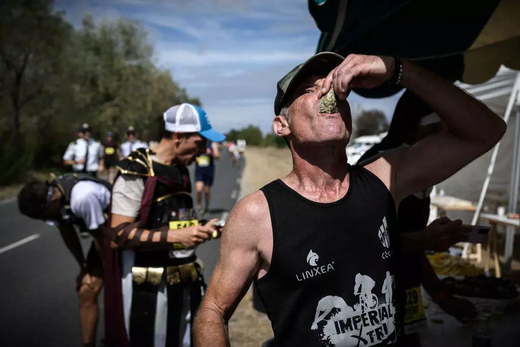 Participants of the Marathon du Médoc are treated to oysters © Philippe Lopez / AFP / Getty Images 
