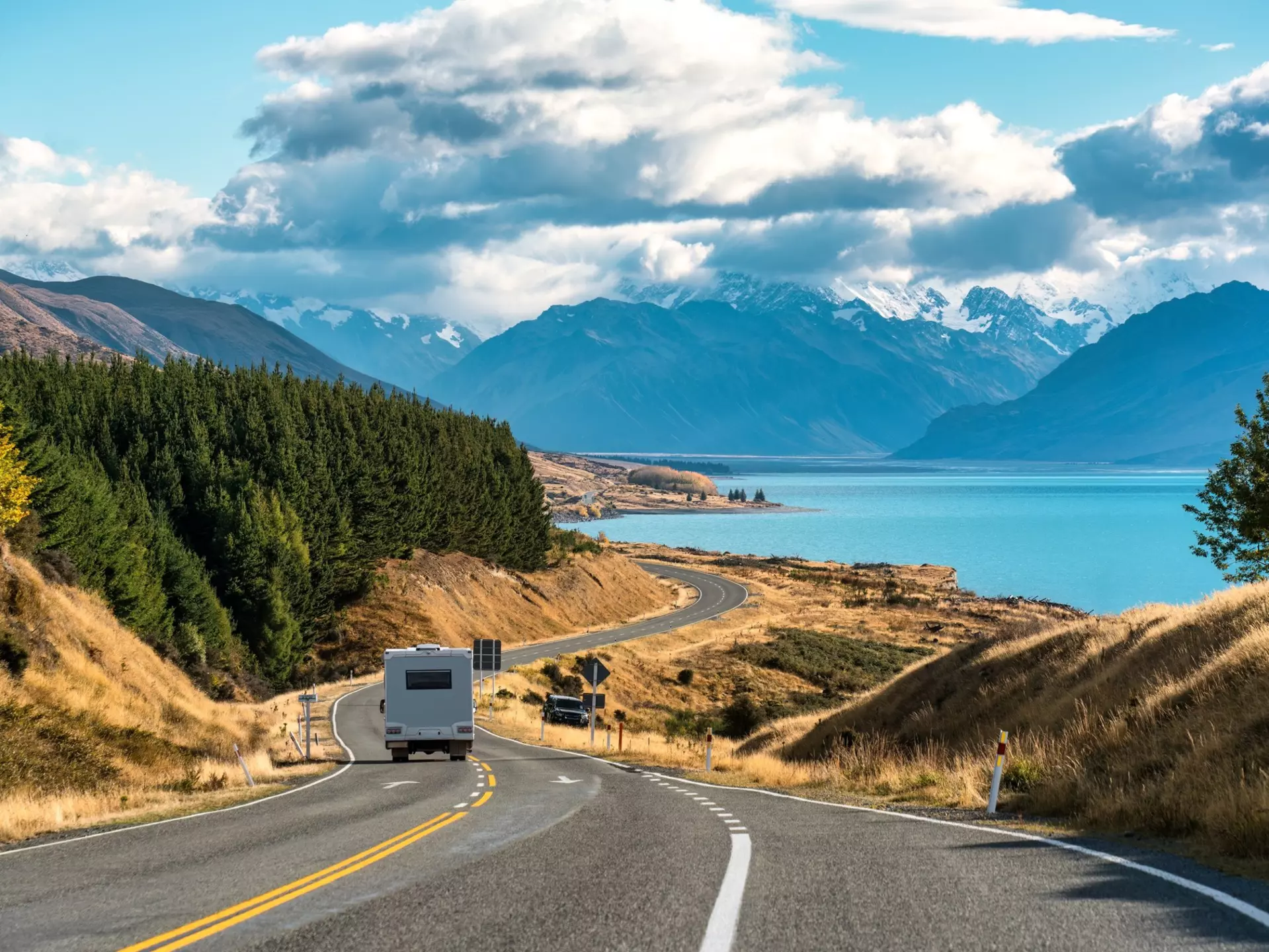 Lake Pukaki and Aoraki/Mt Cook. Mumemories/Shutterstock