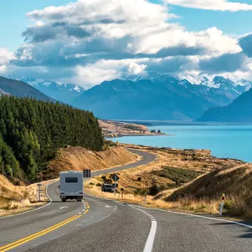 Lake Pukaki and Aoraki/Mt Cook. Mumemories/Shutterstock