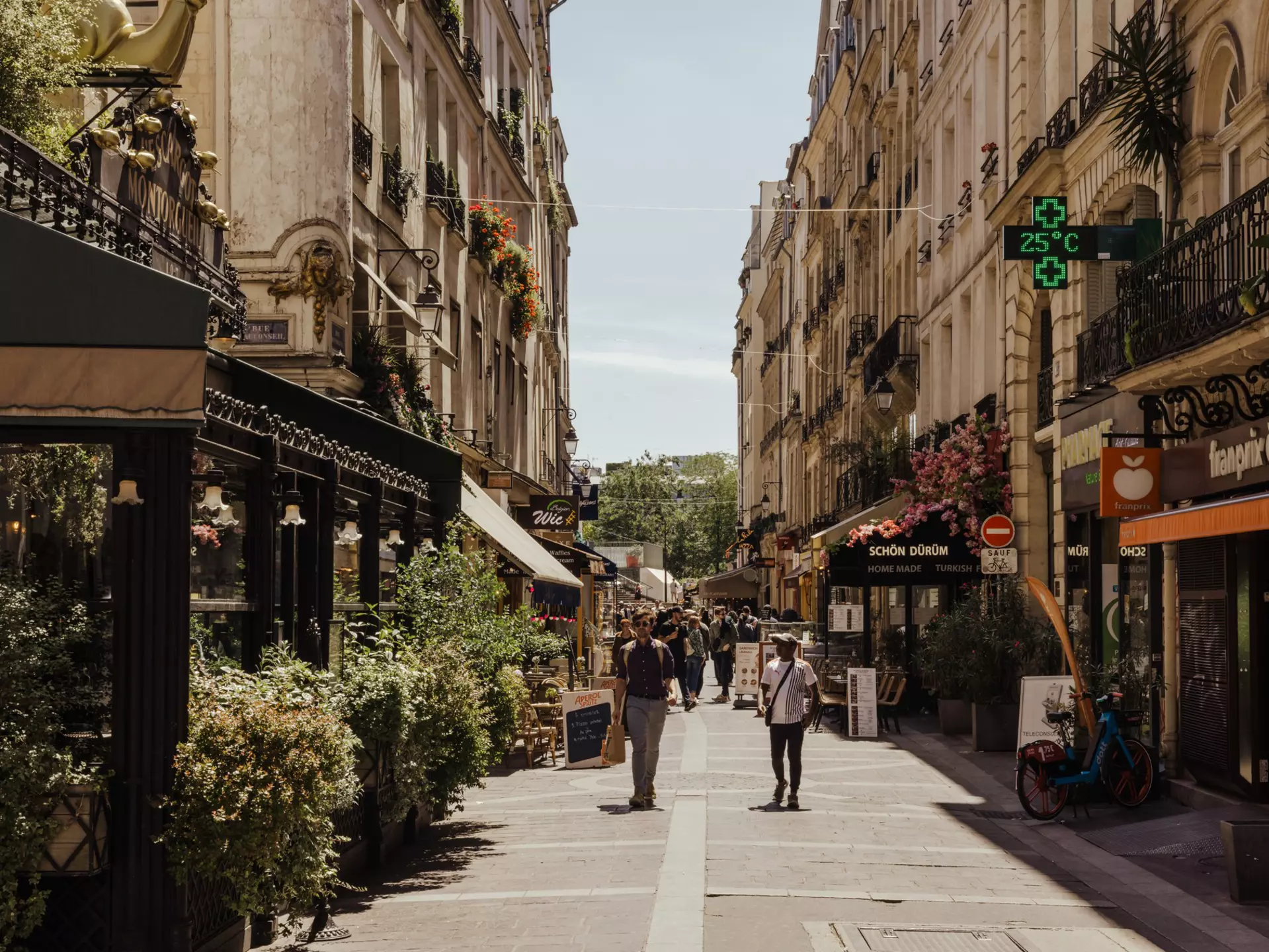 A Paris street scene. Kate Devine for Lonely Planet