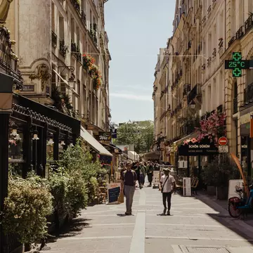 A Paris street scene. Kate Devine for Lonely Planet
