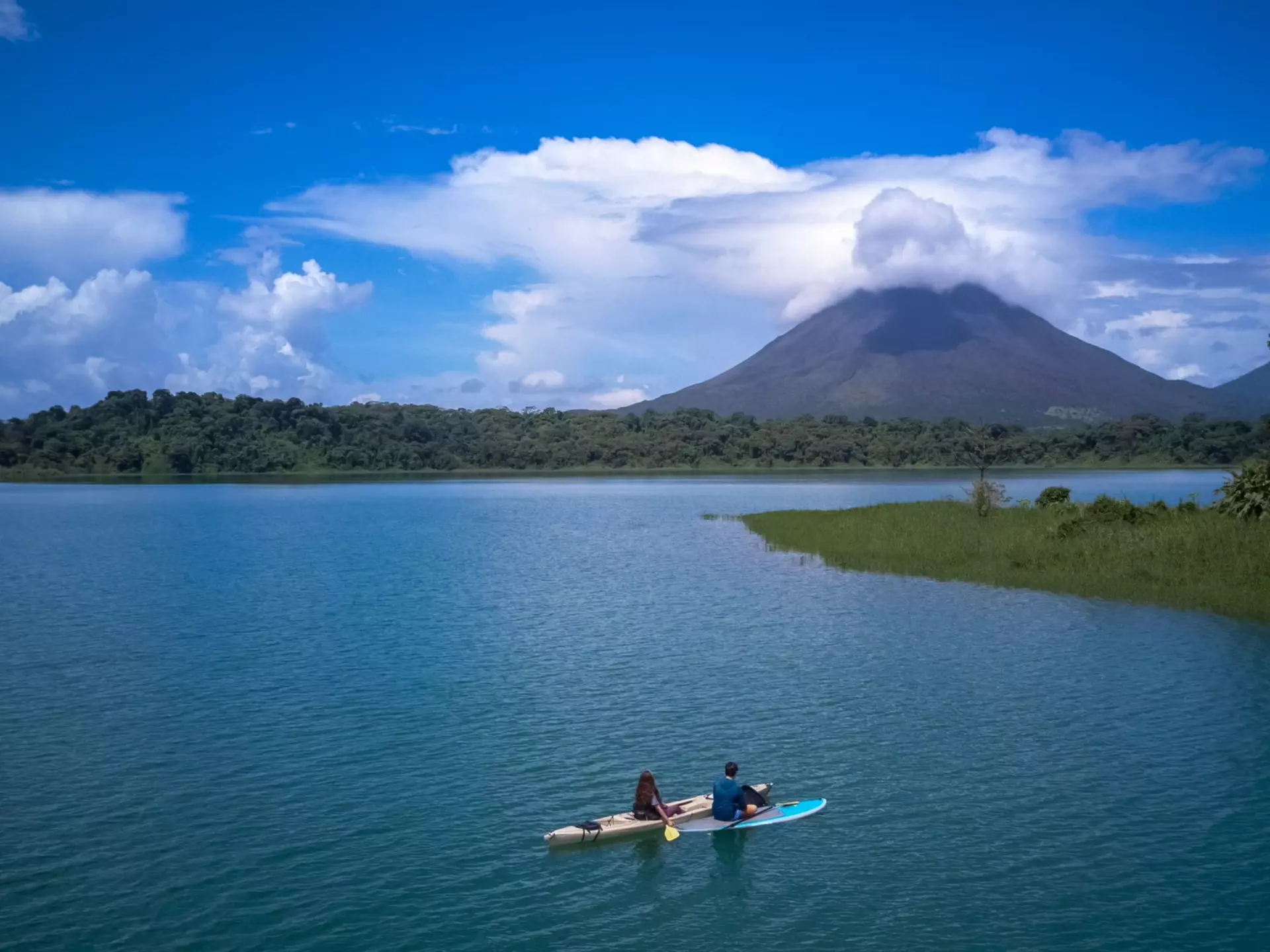 Kayakers on a lake near Volcán Arenal. Carmela Soto/Shutterstock