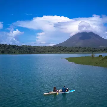 Kayakers on a lake near Volcán Arenal. Carmela Soto/Shutterstock