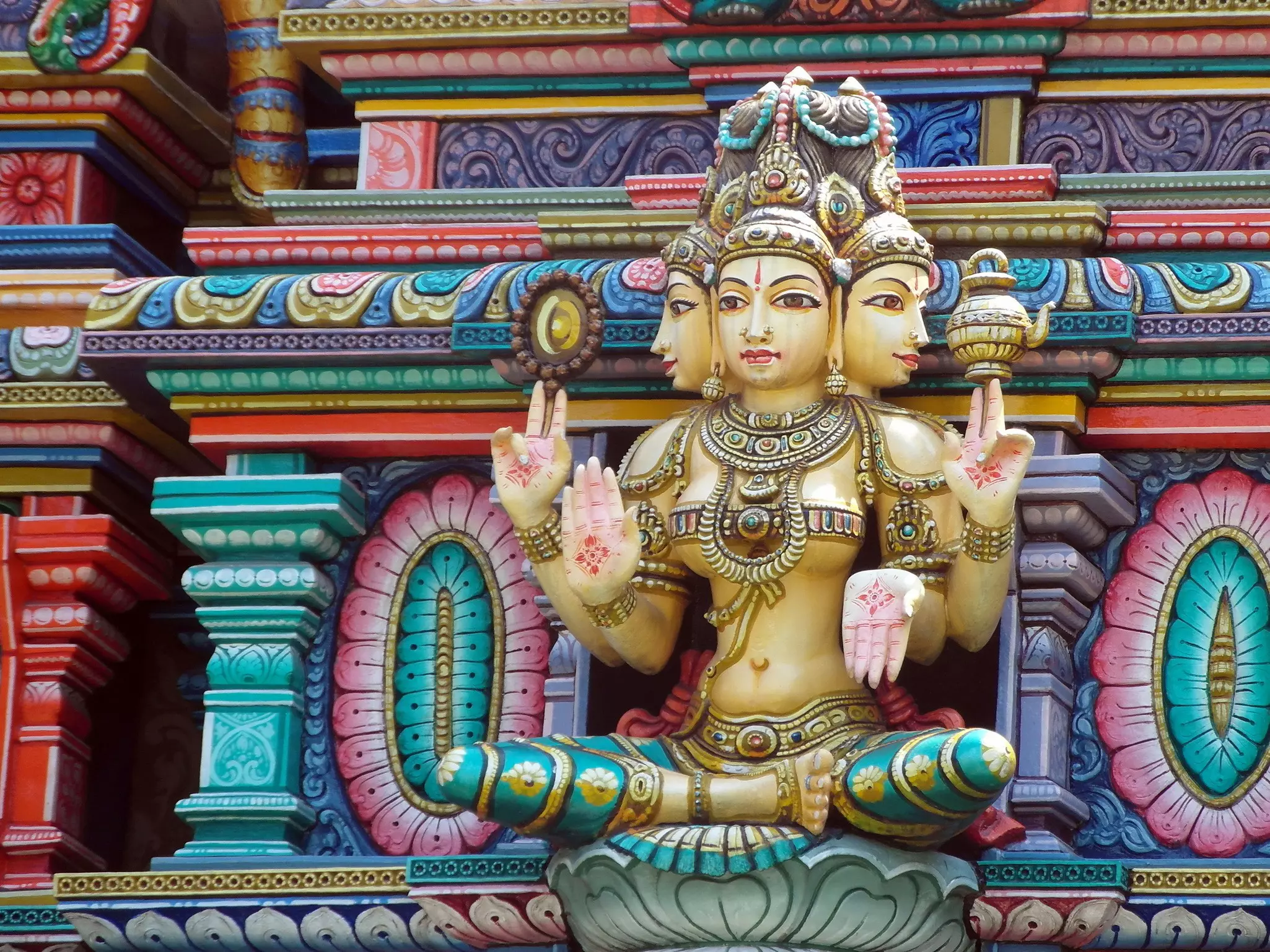 Wat_Khaek_Silom_Sri_Mariamman_Hindu_temple_Bangkok.jpg