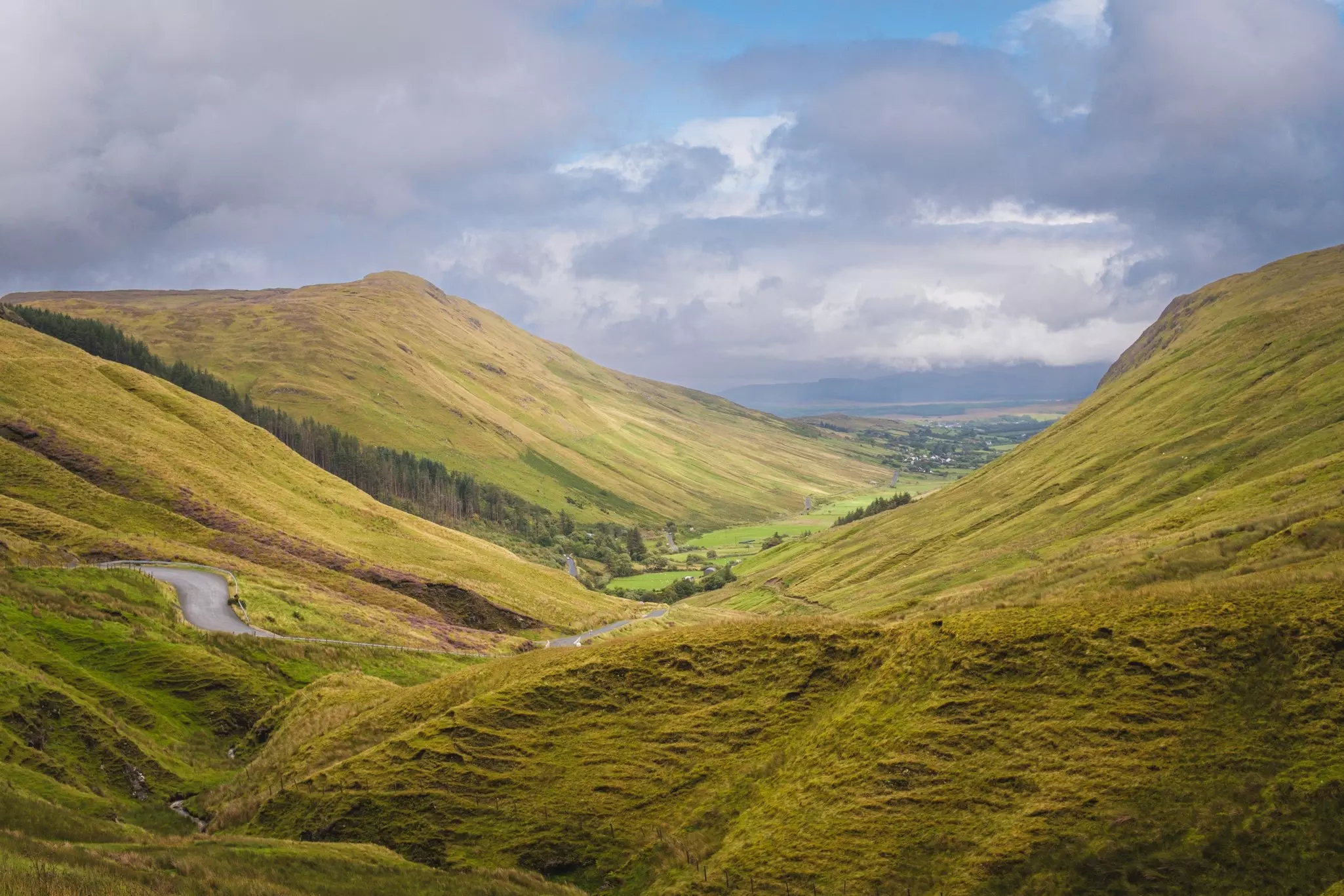 Donegal Glengesh Pass Road viewpoint. gabrysbl/Shutterstock