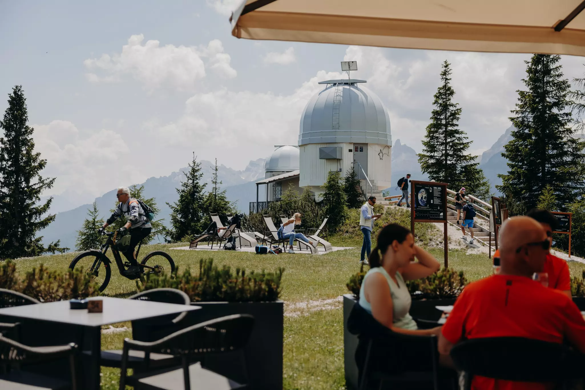 At Col Druscié stop (1778m), people enjoy the sun with the view on the Observatory or have a meal at Masi Wine Bar.