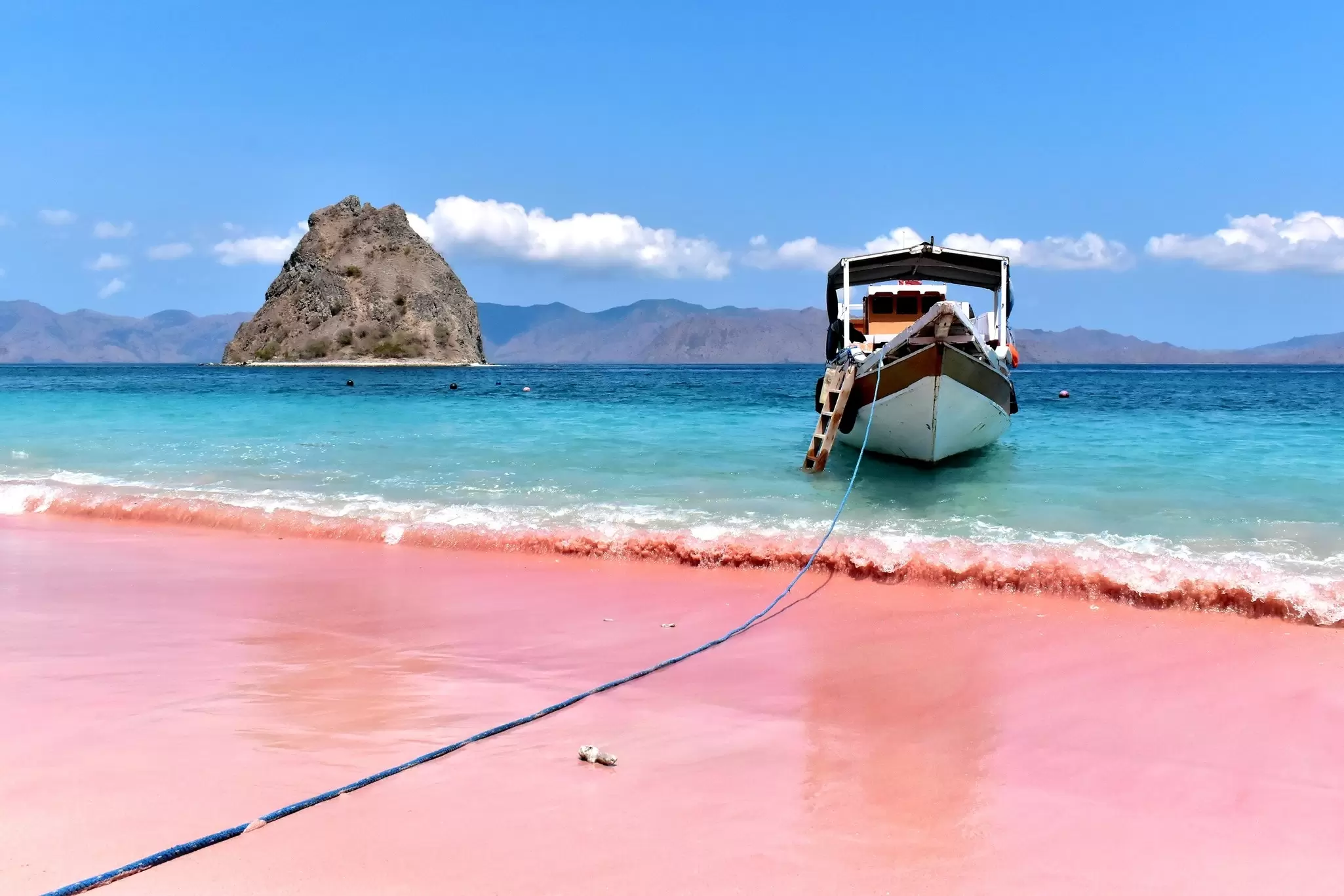 Pink Beach, Padar Island, Indonesia. Klara Bakalarova / Shutterstock