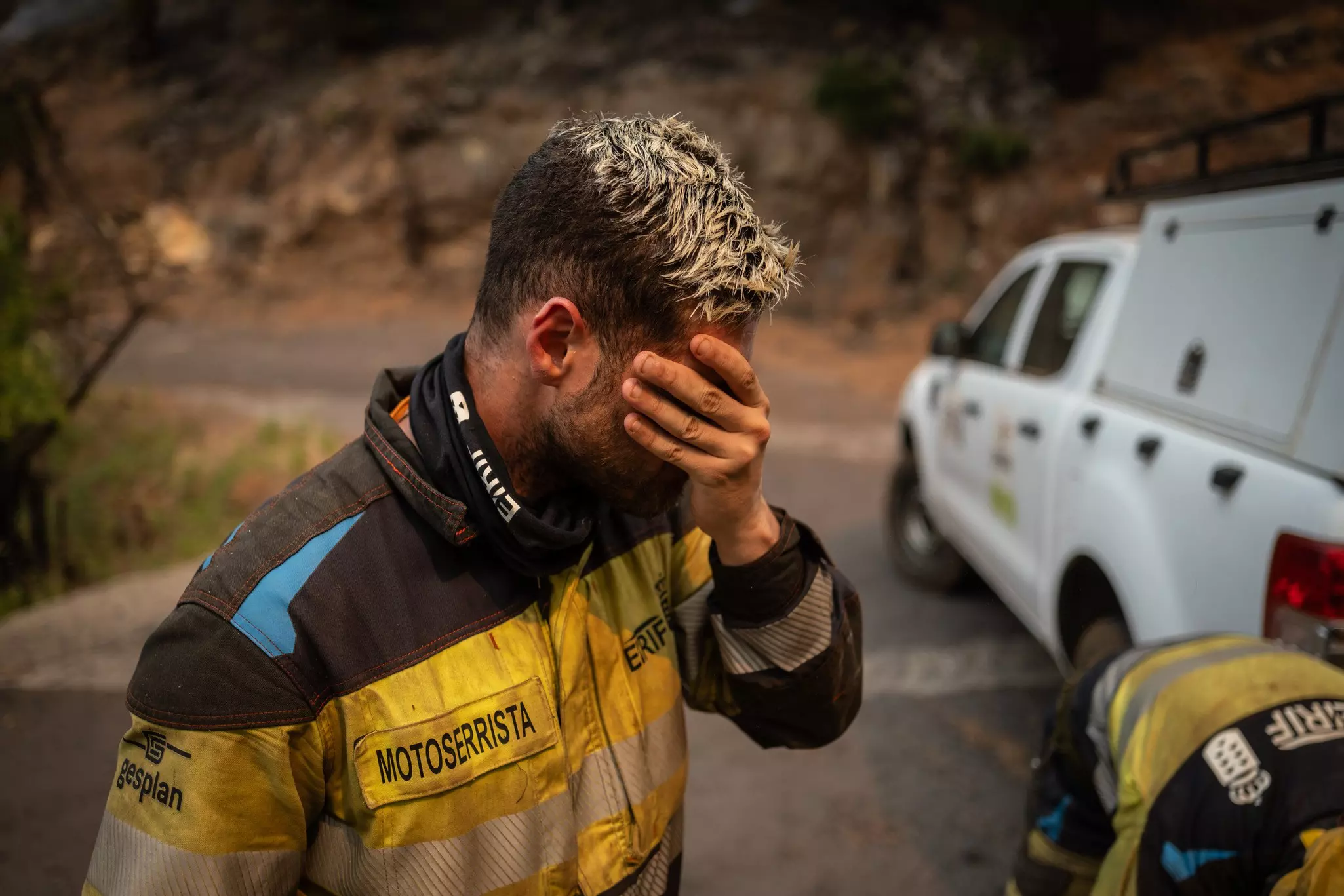 Firefighters work to extinguish a forest fire in La Palma, Canary Islands © Andres Gutierrez / Anadolu Agency / Getty Images