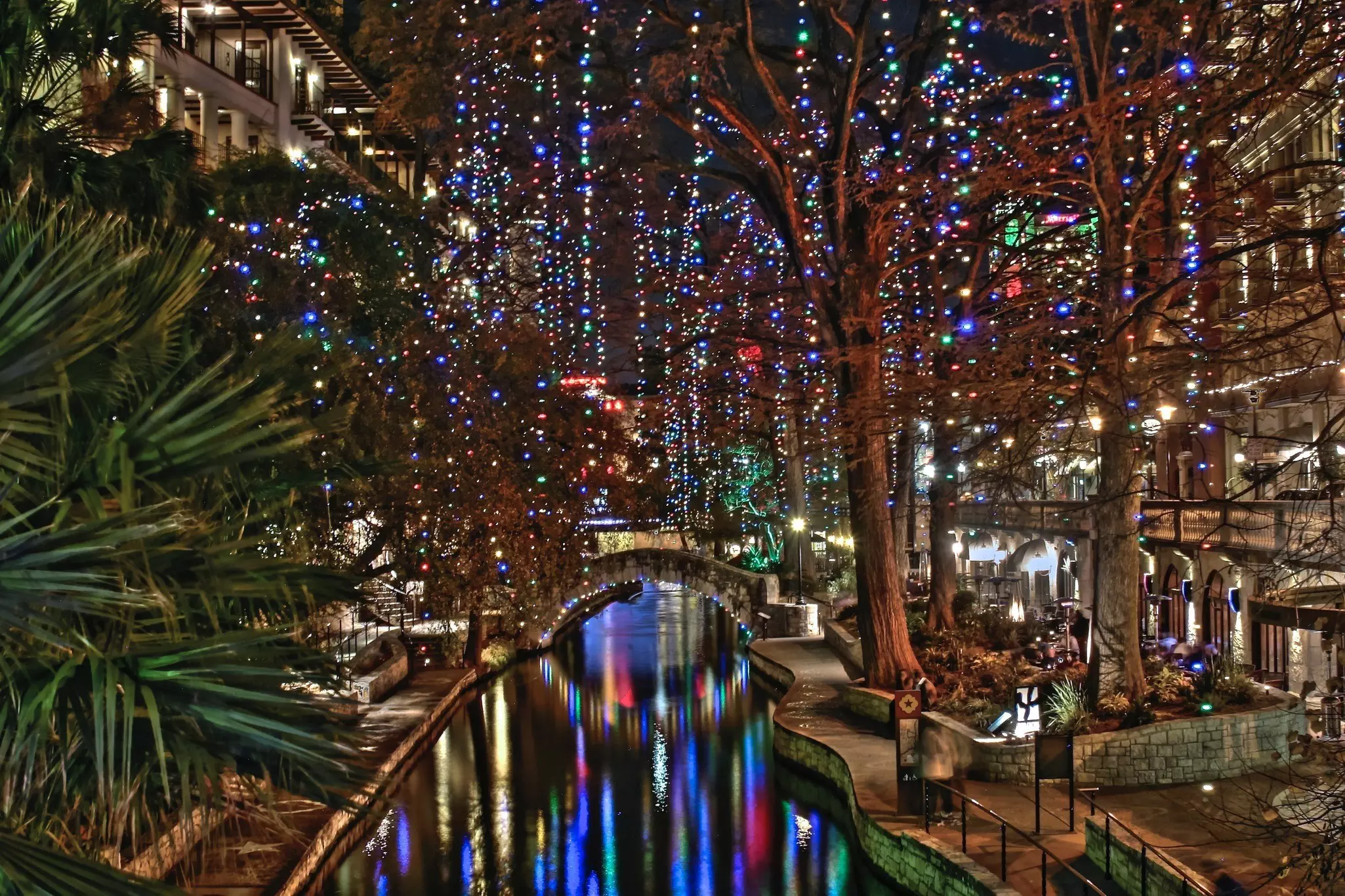 The San Antonio River Walk is always festive during the holiday season © Kevin Seagrave / Shutterstock