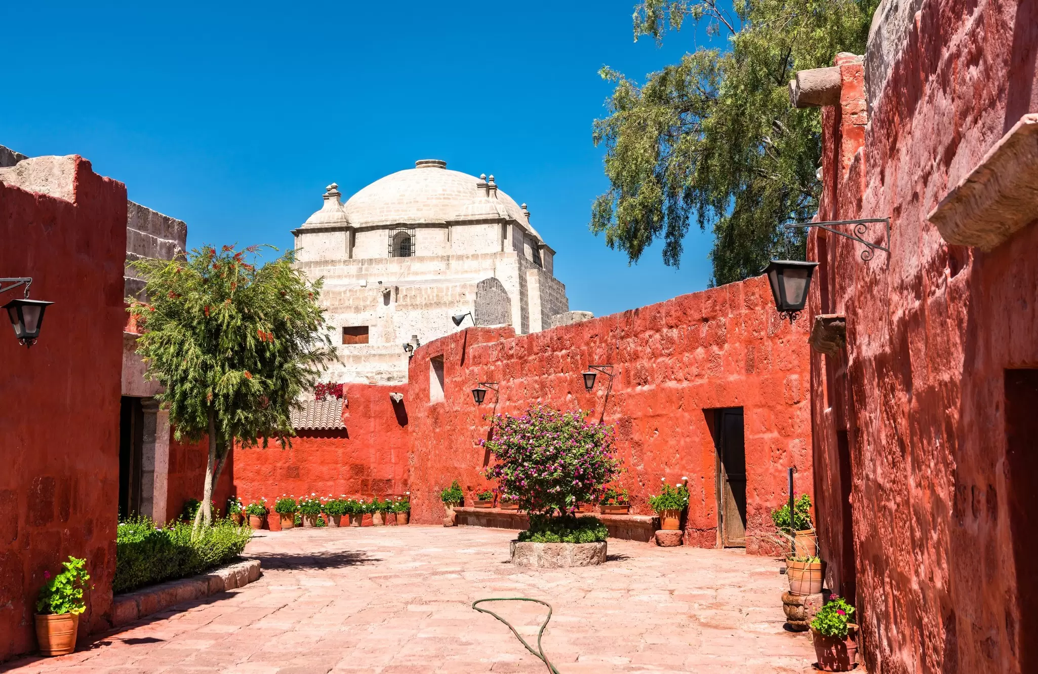 Courtyard of the Monasterio de Santa Catalina on a sunny day in Arequipa, Peru.