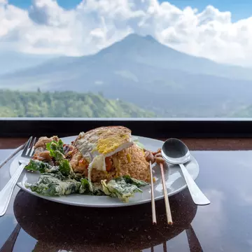 Sample the best flavors of Indonesia with this guide to dishes and drinks © Nora Carol Photography / Getty Images
