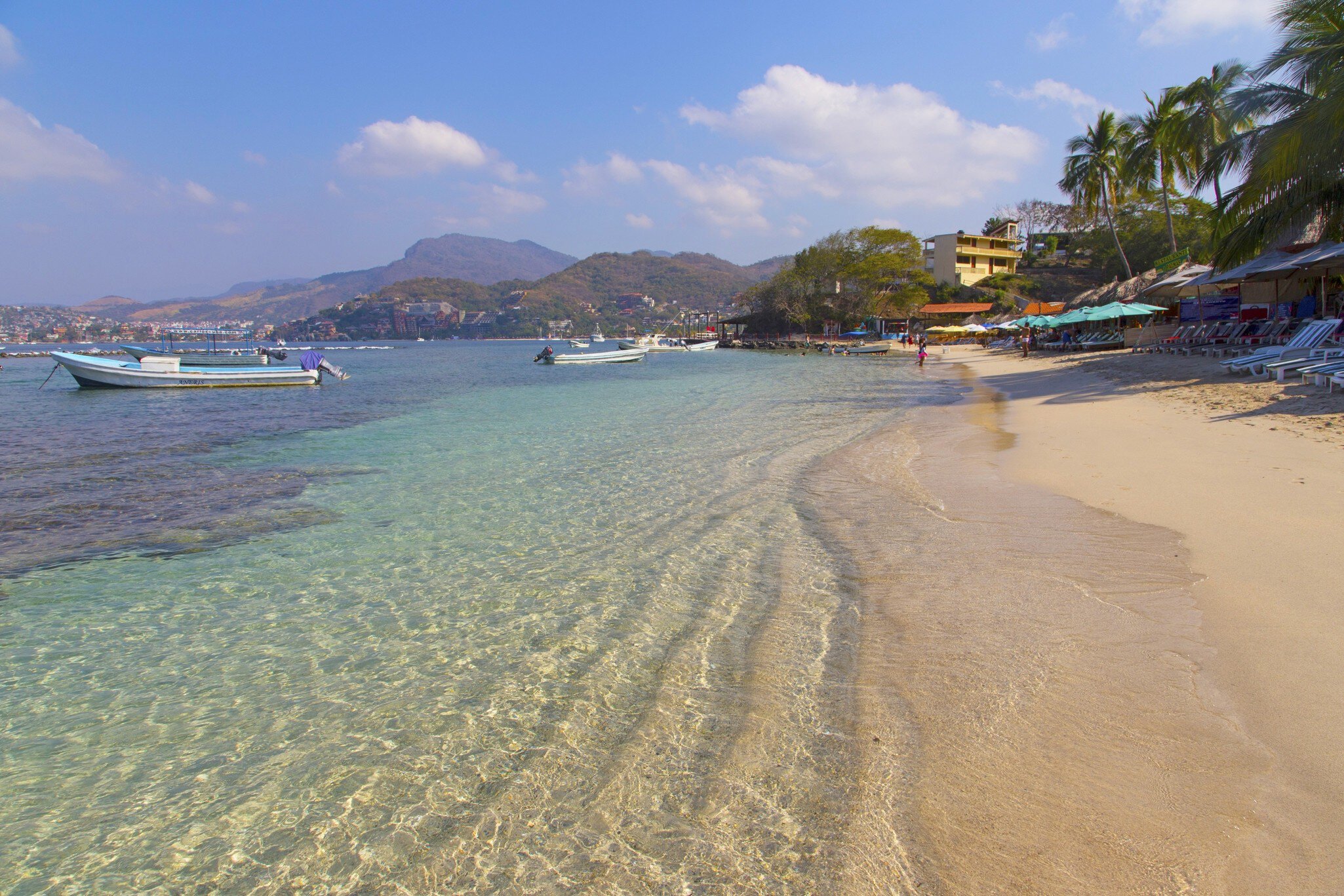 Mexico, Guerrero, Zihuatanejo, Playa Las Gatas, View of tropical beach