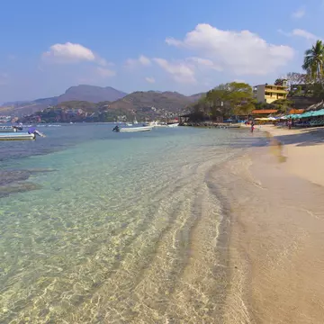 Mexico, Guerrero, Zihuatanejo, Playa Las Gatas, View of tropical beach